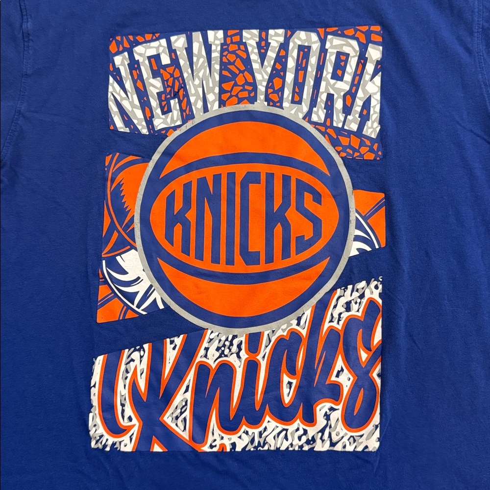 NBA NEW YORK KNICKS Blue Graphic Tee. 
Large (14-16)